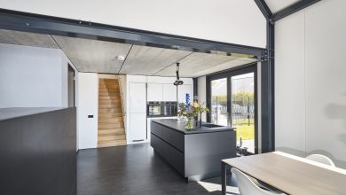 Photo of Matzwart keukeneiland als een ‘blokje’ in een zwart stalen huis