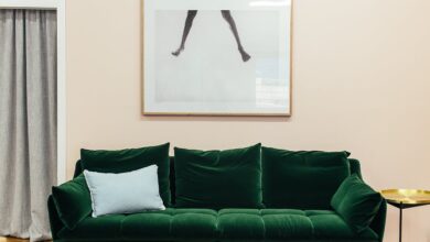 Photo of De zachte uitstraling van een bank in organische vorm